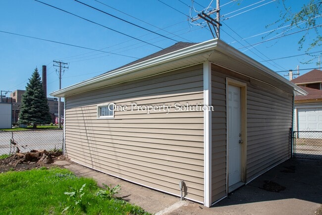 Building Photo - 456 Tyler St