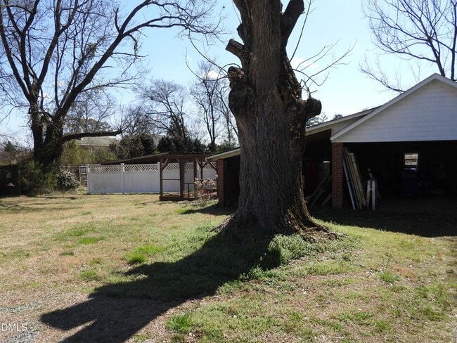 Building Photo - 483 W Salisbury St