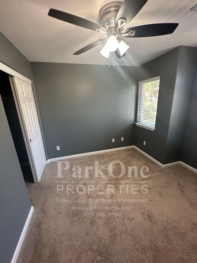 Building Photo - Nicely Updated Townhouse Close to Downtown