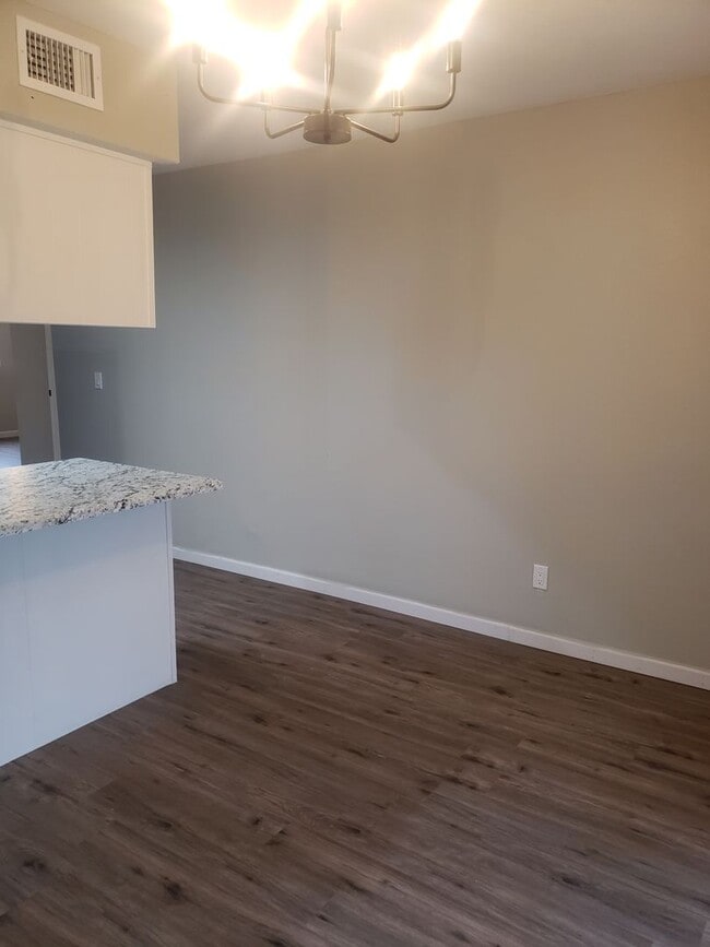 Building Photo - Renovated 2 bed / 1 bath with washer/dryer...