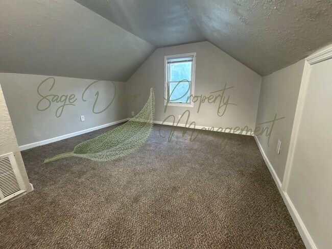 Building Photo - UPSTAIRS LOFT SPACE!!!