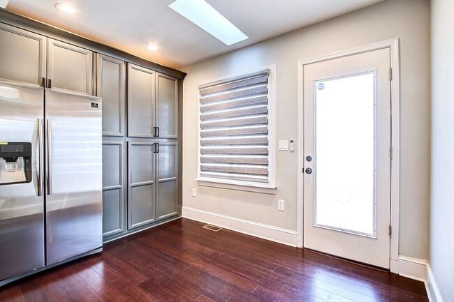 Building Photo - Gorgeous 5 BED + 3.5 Ba in Main House, 1 + 1 in BSMT, 1 + 1 above garage  in the Heart of Downtow...