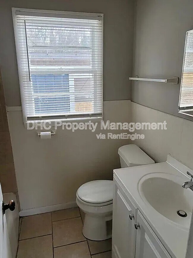 Building Photo - 2637 Santa Monica Dr NW