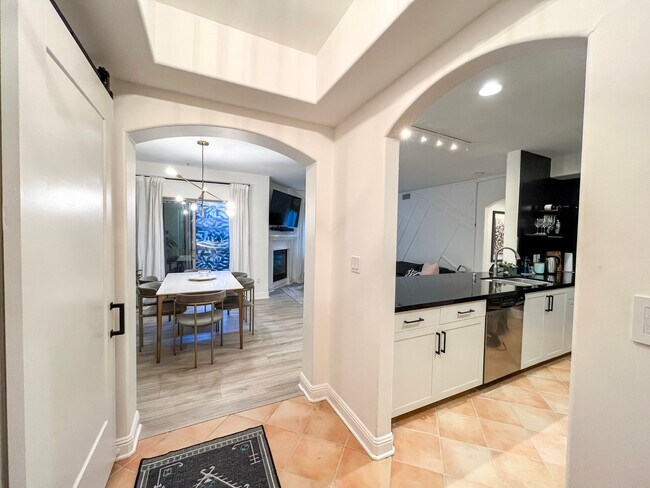 Building Photo - 5037 Rosewood Ave