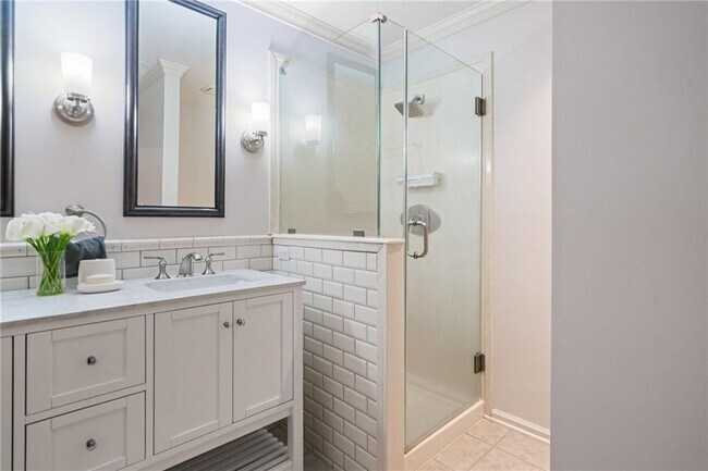 Building Photo - 10965 Pinehigh Dr