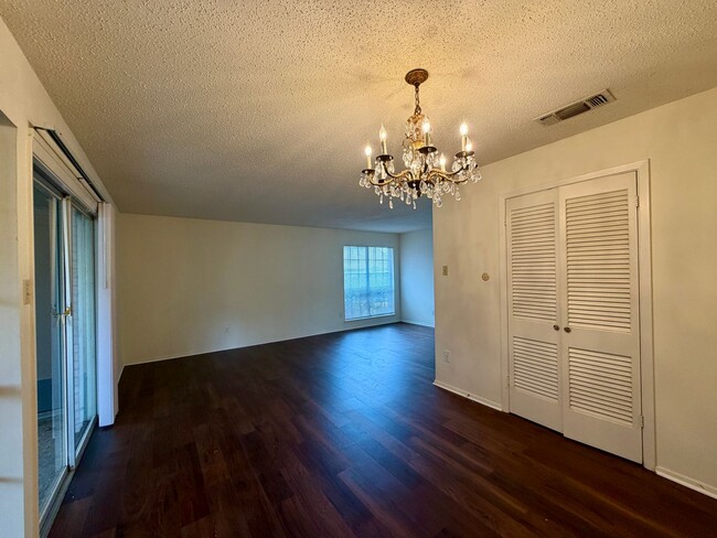 Building Photo - Duplex *LEASING SPECIAL AVAILABLE*