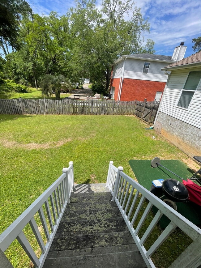 Building Photo - Large 3/2 with Fenced in Yard!