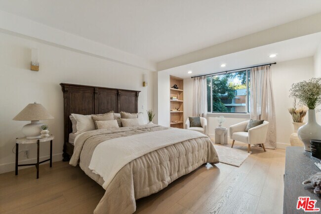 Building Photo - 818 N Doheny Dr