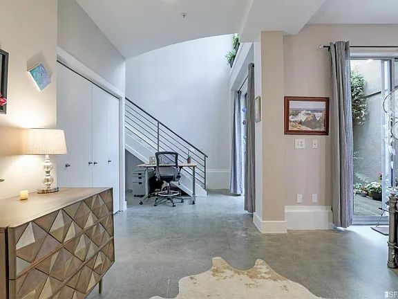 Building Photo - "Spacious 1-Bed, 2-Bath Gem in San Francisco's Heart – Your Urban Sanctuary Awaits!"