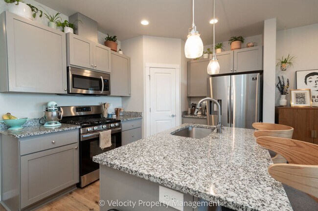 Building Photo - Light and Bright Townhome in NW Redmond!