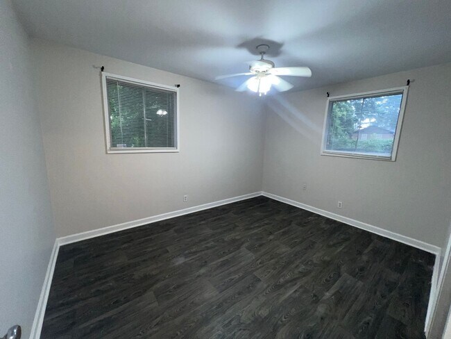 Building Photo - 4 bedroom  2 bathroom single family home