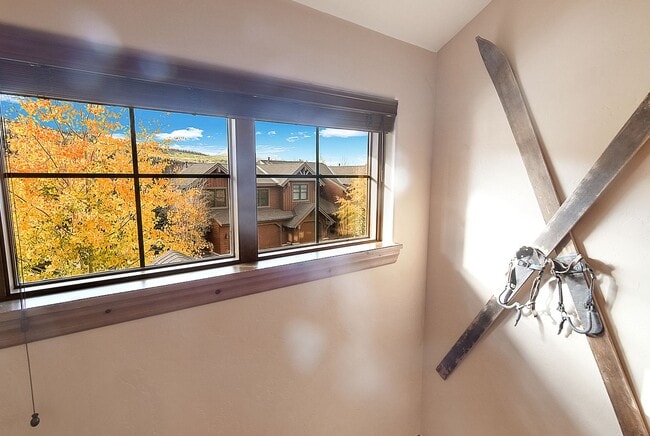 Building Photo - Beautiful townhome, ski shuttle, views, ut...