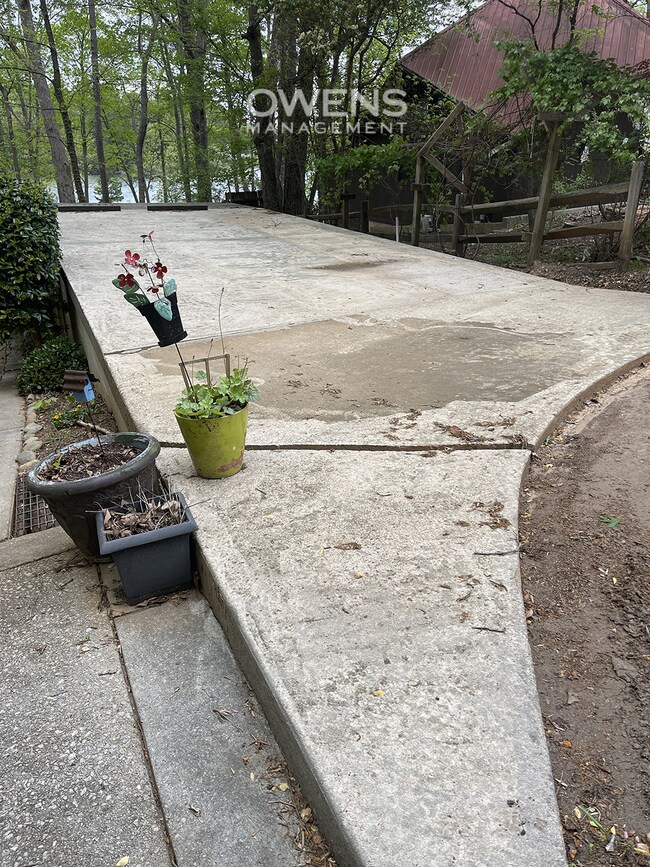 Building Photo - Beautiful Lake Front Property!