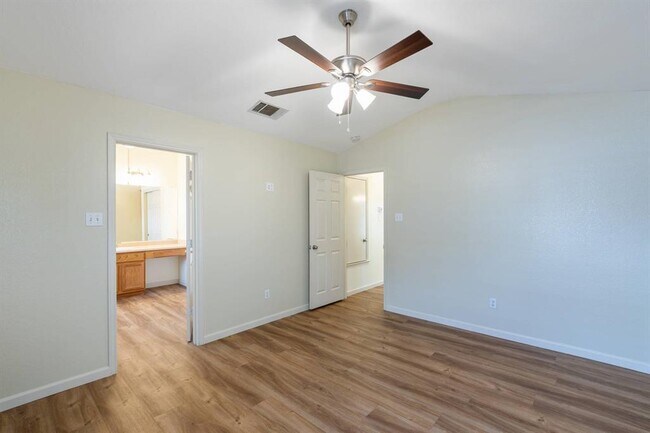 Building Photo - 5911 Steiner