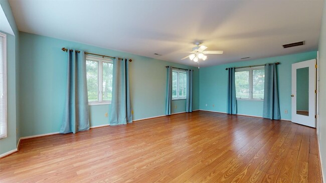 Building Photo - 31 S Tealwood Dr
