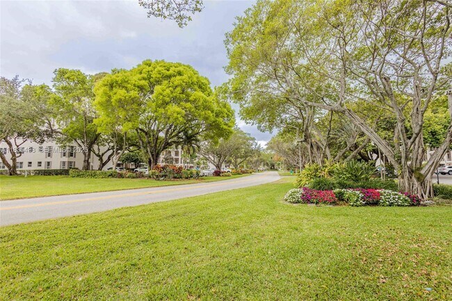 Building Photo - 2751 N Palm Aire Dr