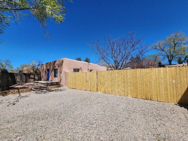 Building Photo - 212 Tesuque Dr