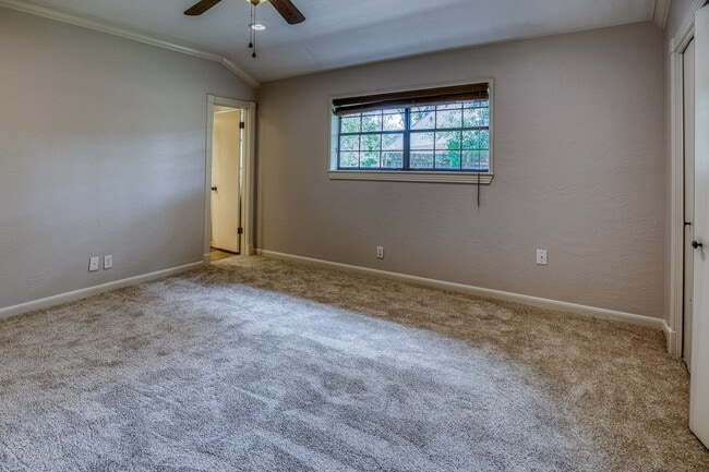 Building Photo - 216 Duerr Dr