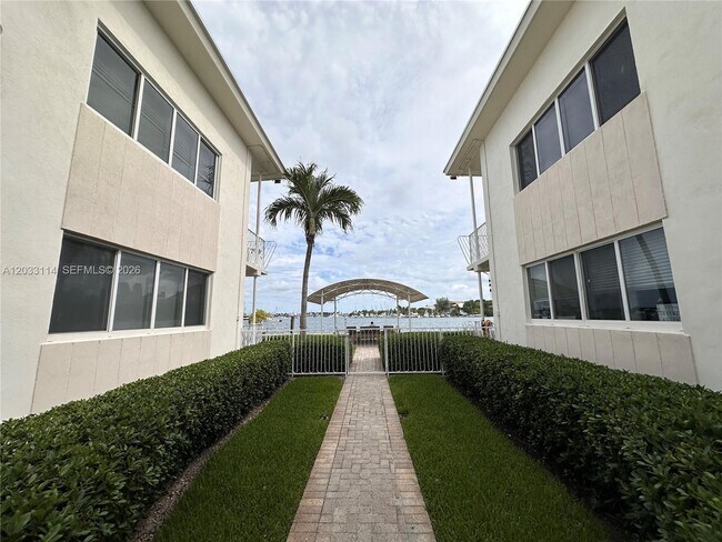 Building Photo - 1100 Venetian Way