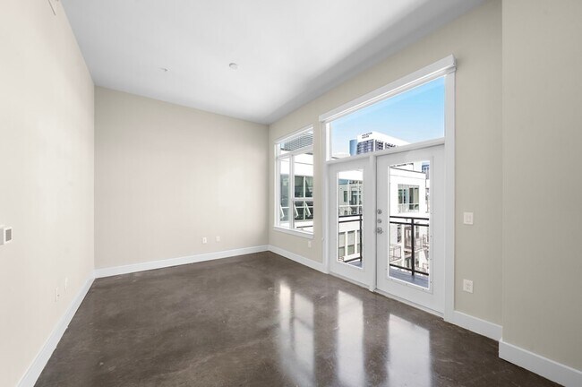 Building Photo - 1825 N San Jacinto Street Unit 641