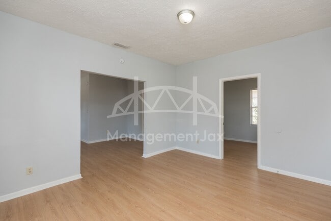 Building Photo - 622 E 63rd St