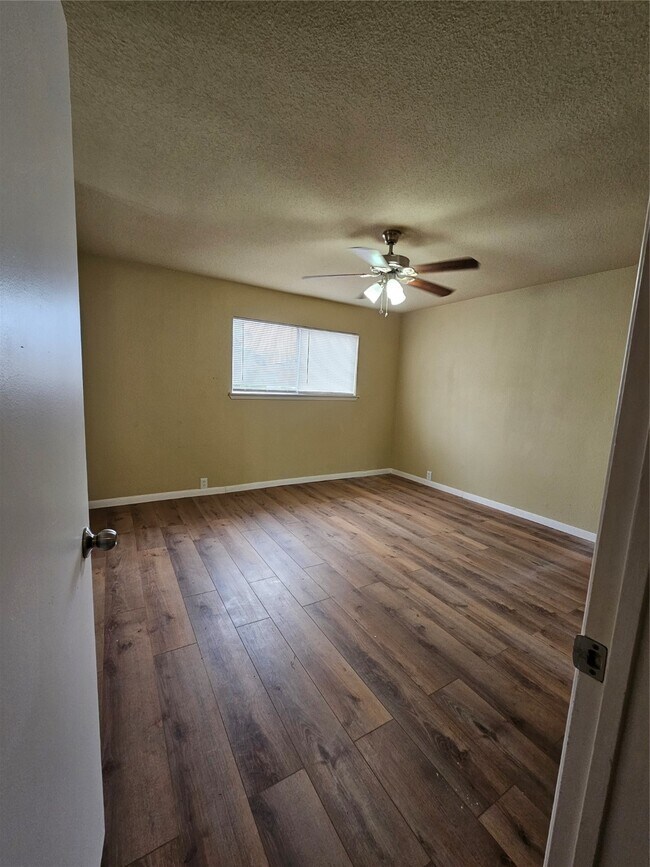 Building Photo - 3303 W Greenridge Dr