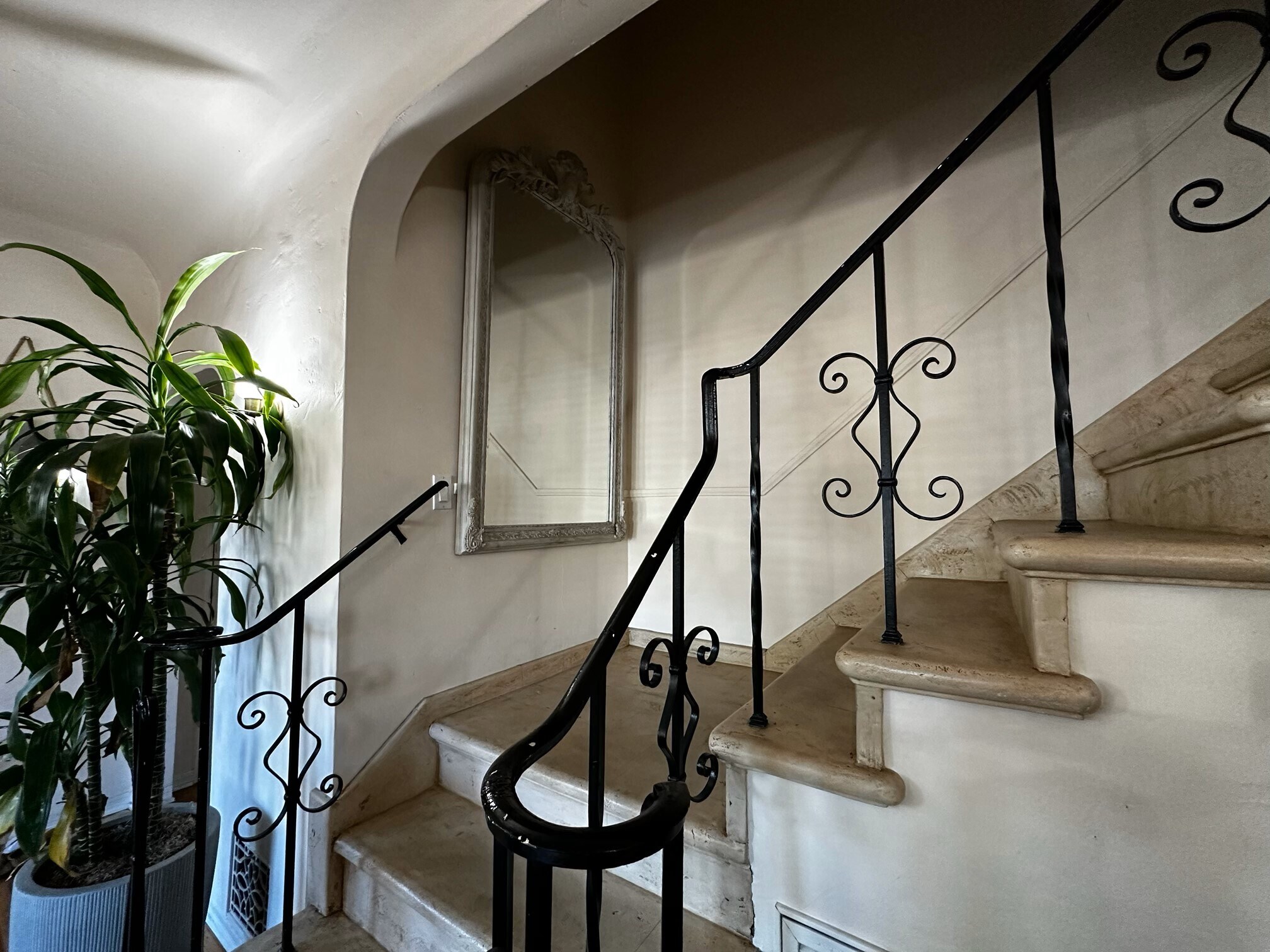 Building Photo - 9560 1/2 W Olympic Blvd