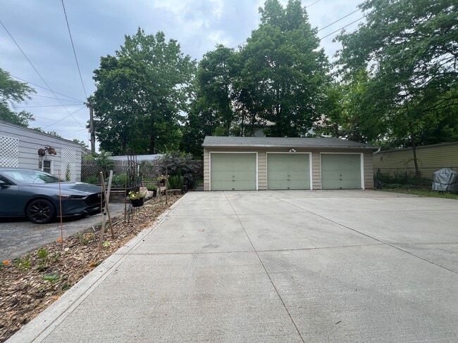 Building Photo - 3081-3081 Meadowbrook Blvd