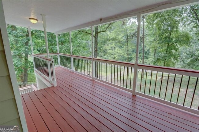 Building Photo - 639 Lakeshore Dr NW