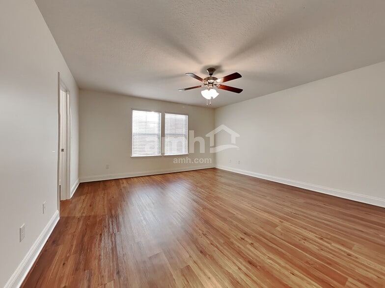 Building Photo - 3289 Roundabout Dr