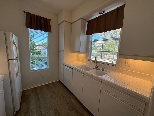 Building Photo - 1BR/1BA Condo w/ ASSIGNED PARKING for rent near Del Mar AVAILABLE NOW!