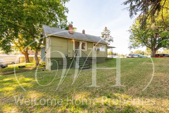 Building Photo - 120 SE 2nd St