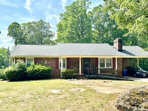 Building Photo - Versatile 3-Bedroom Home with Multiple Fle...