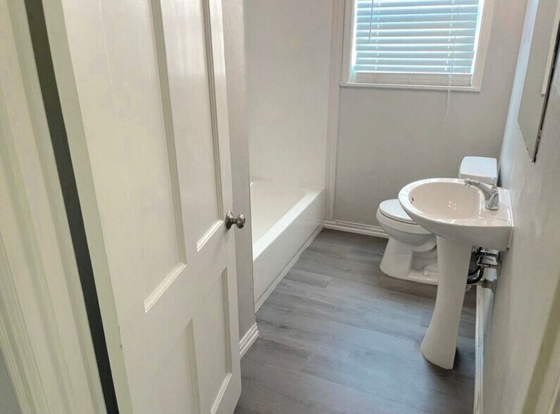 Building Photo - 5617 Birchman Ave