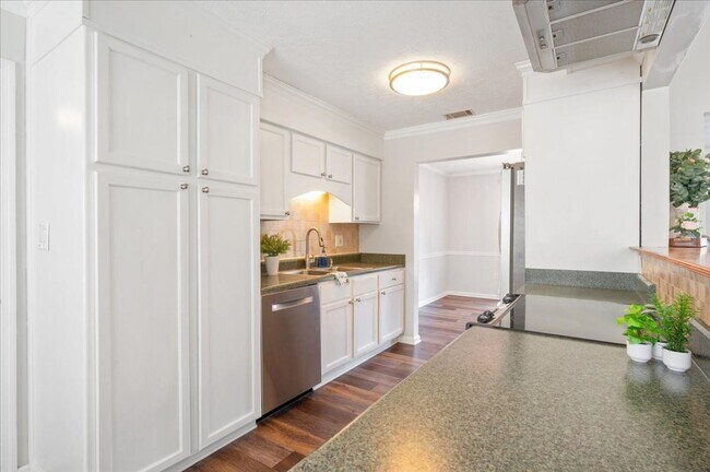 Building Photo - Well-Maintained Ranch Home in Southside Savannah For Lease