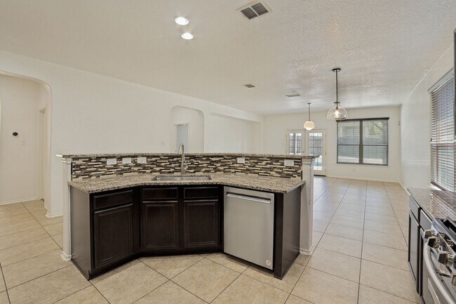 Building Photo - GORGEOUS 3-BEDROOM HOME WITH SPARKLING POOL
