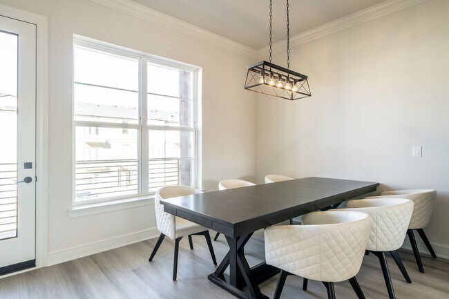 Building Photo - Exquisite 3-bedroom, 3.5-bath, 2-car garage townhome in downtown Tyler!