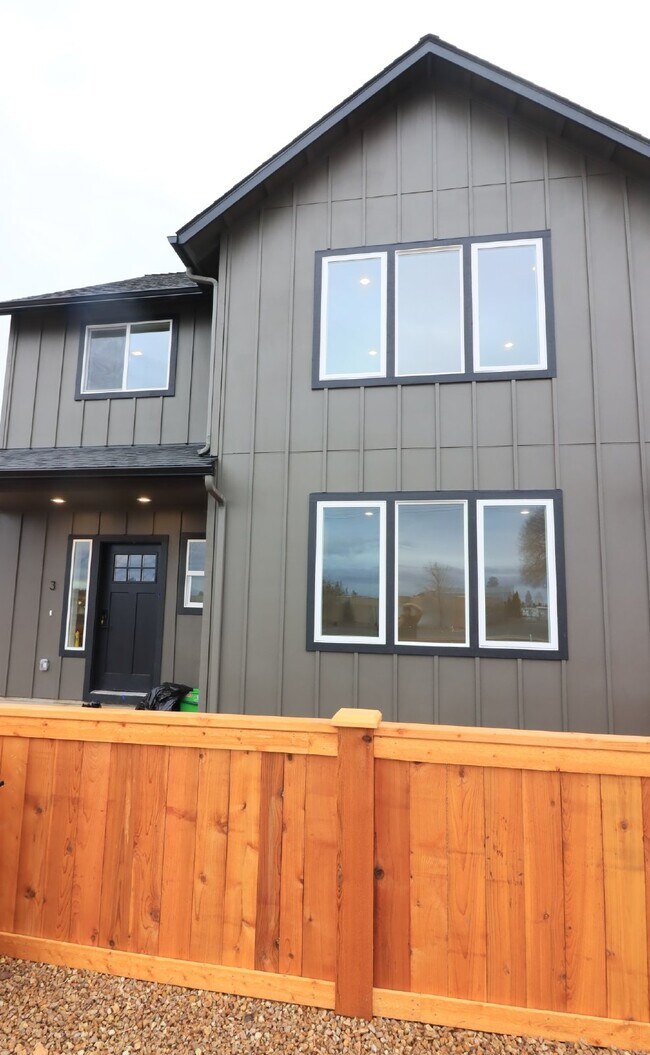 Building Photo - 4/3.5 Townhome SE Bend.