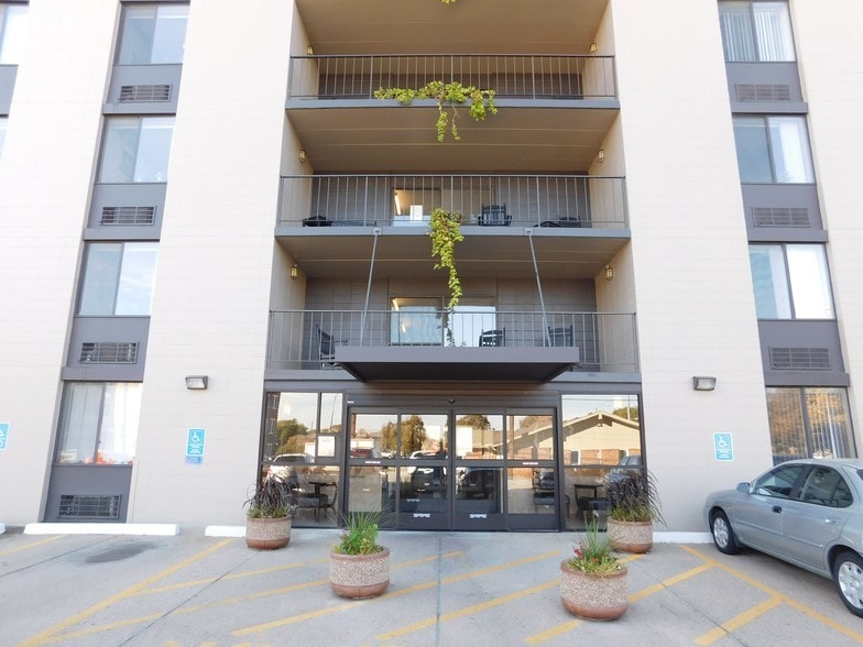 Capitol View Tower Apartments 1700 J St Lincoln NE 68508 Apartment
