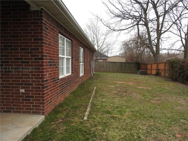 Building Photo - 2204 W Sunset Dr