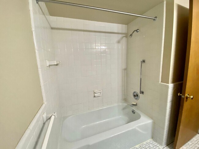 Building Photo - Cozy 2 Bedroom, 1 Bath Apartment with Balc...