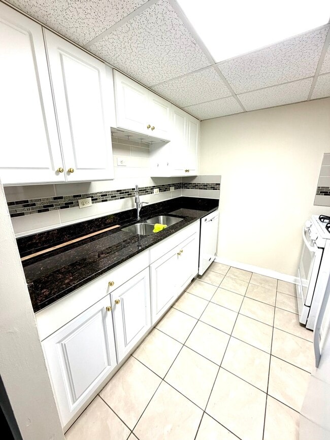 Building Photo - 1133 Royal St George Dr