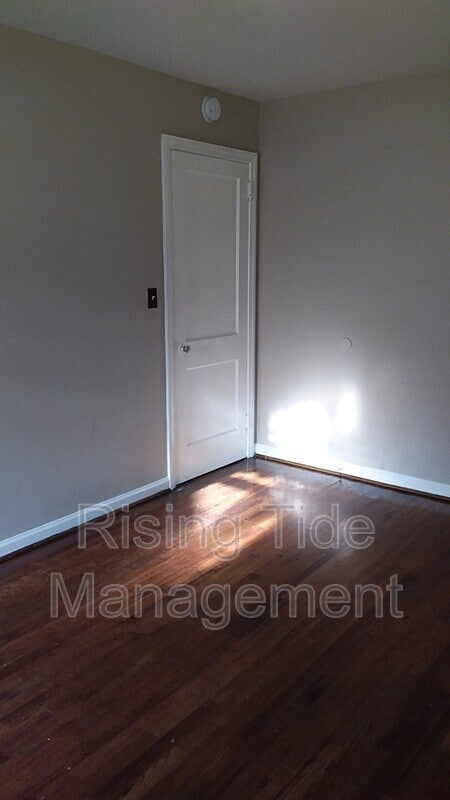 Building Photo - 1636 8th Ct W