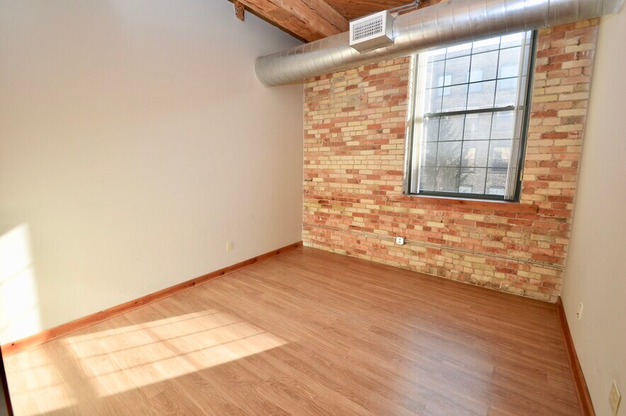 Building Photo - 940 Monroe Ave NW