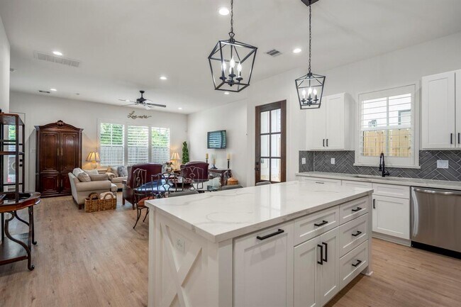 Building Photo - 6405 Highland Pine Ln