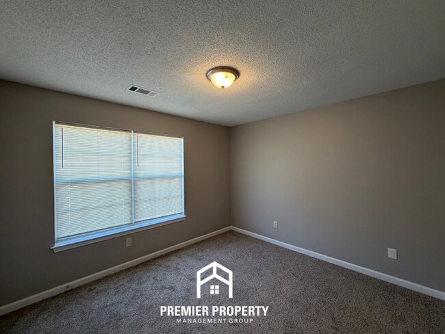 Building Photo - 45 Pine Ridge Cove