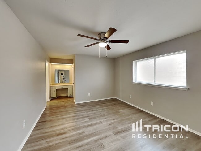 Building Photo - 828 W Embercrest Dr