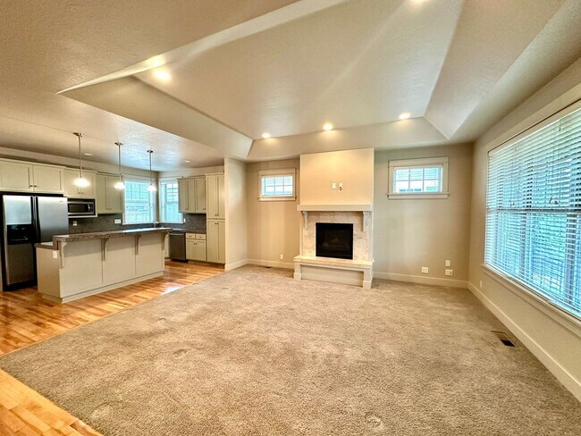 Building Photo - Luxury Living Near Valley River!