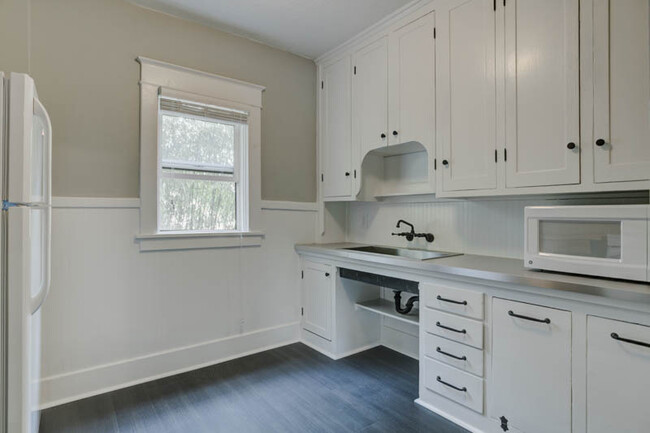 Building Photo - St. Johns: Gorgeous Renovated Studio Ready...