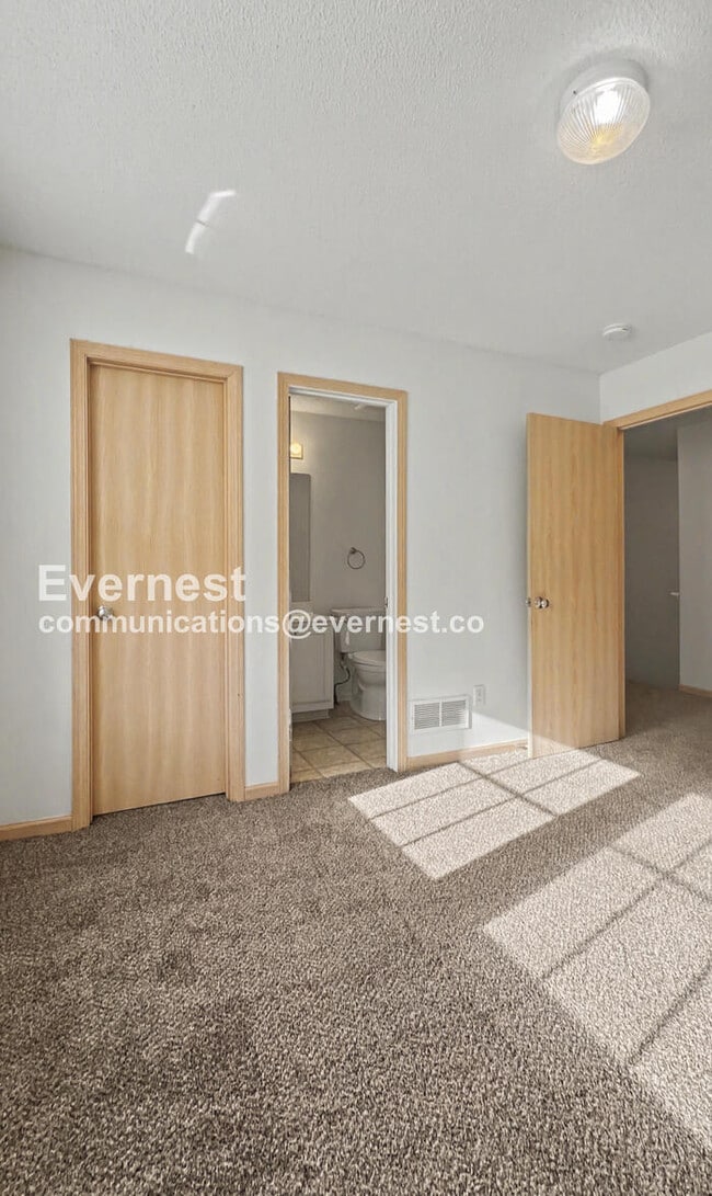 Building Photo - 2 Bed/2.5 Bath Townhome with Garage / Pet-Friendly / Skylights / Available Now!